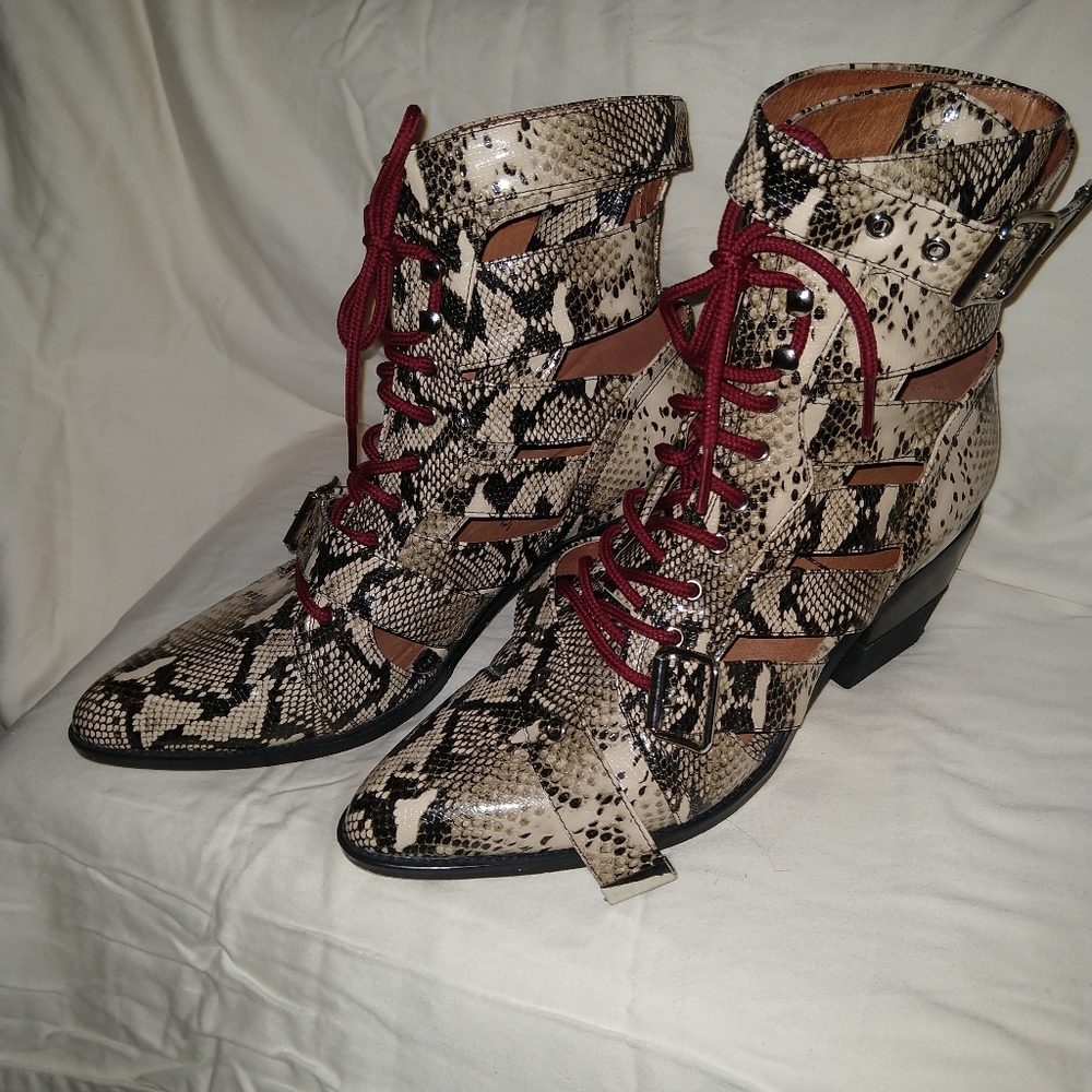 Sz11 Snake print leather ankle boots